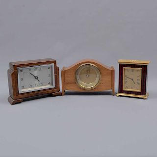 Lote de 3 relojes de mesa. Origen europeo. Siglo XX. Consta de: Marca Imhof Bucherer, Mauthe y Suizo.