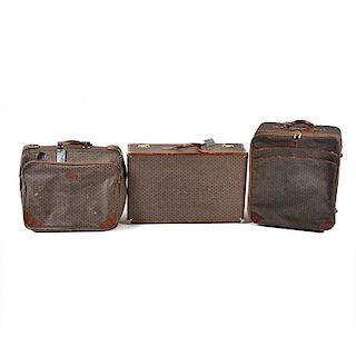Lote de 3 maletas. Siglo XX Marca Wings. Diferentes diseños. Elaboradas en tela y una en madera. Con aplicaciones de piel color marrón.