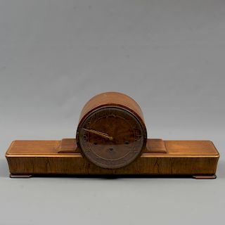 Reloj de chimenea. Alemania. Siglo XX. En talla de madera. Marca Mauthe. No. serie 73491, 14/179. Mecanismo de cuerda.