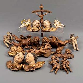 Lote de figuras decorativas religiosas. Principios del sXX. Elaboradas en madera y pasta. Consta de: 11 amorcillos, crucifijo, otros.
