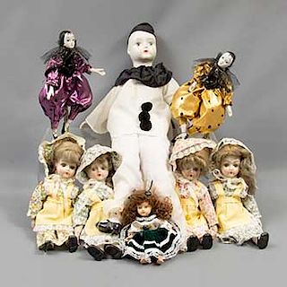 Lote de 8 muñecos y muñecas. Diferentes origenes. Siglo XX. Elaborados en porcelana y tela. 2 con base de metal. Vestidos.