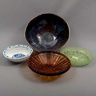 Lote de 4 centros de mesa. Origen europeo. Siglo XX. Diferentes diseños. Elaborados en cerámica vidriada, porcelana y cristal.
