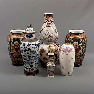 Lote mixto de 6 piezas. Origen oriental. Siglo XX. Diferentes diseños. Elaborados en porcelana. Consta de: tibor, florero, otros.