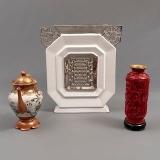 Lote de 3 piezas. Origen oriental. Siglo XX. Diferentes diseños. Elaborados en cerámica, porcelana y metal dorado.
