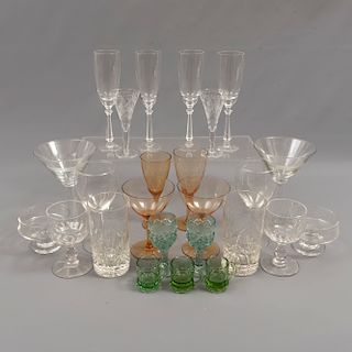 Lote mixto de copas, vasos y violetero. Diferentes orígenes. Siglo XX. Diferentes diseños. Elaborados en cristal y vidrio.
