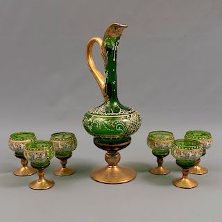 Lote de jarra y 6 copas. Origen europeo. Siglo XX. Elaboradas en cristal de murano. Decoradas con elementos vegetales, florales, etc.