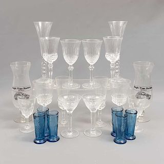 Lote de vasos y copas. Diferentes origenes. Siglo XX. Elaborados en cristal cortado y prensado.