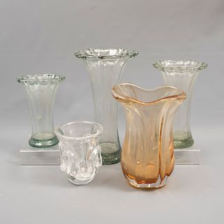 Lote de 5 floreros. Siglo XX. Diferentes diseños. Elaborados en cristal y vidrio soplado. Decorados con elementos orgánicos.