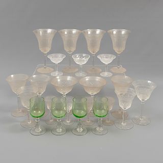 Lote de copas. Siglo XX. Diferentes diseños. Elaboradas en cristal. Consta de: 6 copas para vino tinto, 7 copas para vino blanco, otros