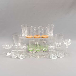 Lote de vasos y copas. Siglo XX. Diferentes diseños. Elaborados en cristal, algunos de pepita.