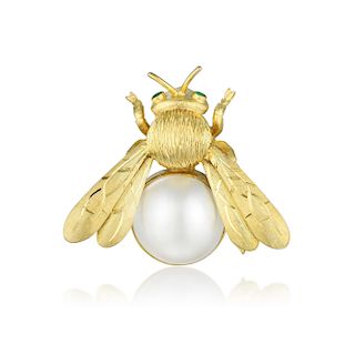 A Mabe Pearl Bee Pin