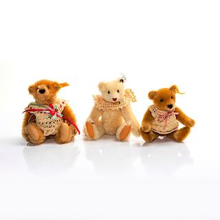 TRIO OF SMALL ARTICULATED STEIFF BEARS, CROCHET OUTFITS