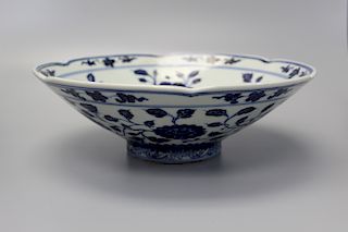 Large Chinese blue and white porcelain bowl. Xuande Mark.