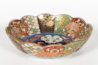 Large Imari Decorated Centerpiece Bowl