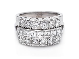An 18 Karat White Gold and Diamond Ring,