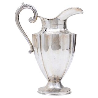 JUG. MEXICO, 20TH CENTURY. Sterling 0.925 Silver. Brand: CONQUISTADOR. The body with chased strapwork and the handle embossed and chased with vegetal 