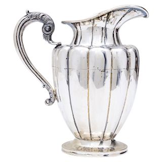 JUG. MEXICO, 20TH CENTURY. Sterling 0.925 Silver. Marked SANBORNS. The body with chased strapwork and the handle embossed and chased with vegetal deco