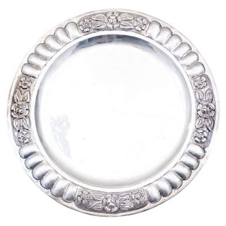 SALVER. MEXICO, 20TH CENTURY.  Sterling 0.925 Silver. Marked: SP. Circular with undulating rims, chased and embossed with floral details.