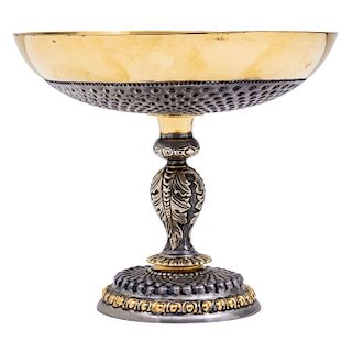 FRUIT CENTERPIECE. MEXICO, 20TH CENTURY. Sterling and Vermeil 0.925 Silver. Brand: TANE. The body chased with vegetal and pearl repoussé details.