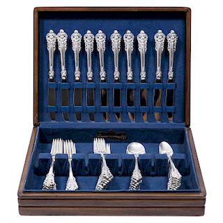 FLATWARE SERVICE. USA, 20TH CENTURY. Sterling 0.925 Silver. Brand: WALLACE. Floral and scroll patterns with chased work. In a wooden canteen.
