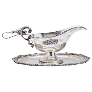 SAUCE BOWL WITH SPOON AND PLATE. MEXICO, 20TH CENTURY.  Sterling 0.925 Silver. Chased with vegetal details and shells. 