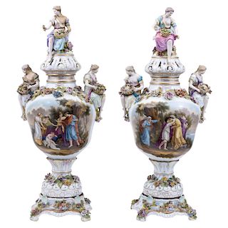 A PAIR OF VASES. GERMANY, 20TH CENTURY. White and gilt porcelain vases. Painted with Greco-Roman scenes.
