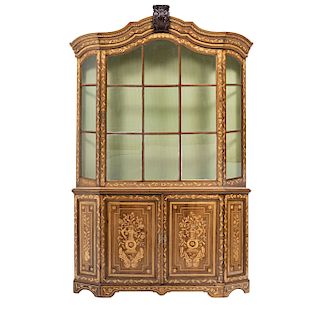 VITRINE CABINET. BEGINNING OF THE 20TH CENTURY. Dutch Style. Wood vitrine cabinet with floral marquetery and bronze details. 
