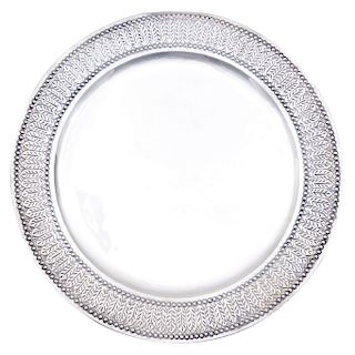 SALVER. MEXICO, 20TH CENTURY. Sterling 0.925 Silver. Brand: SANBORNS. Circular with shredded details and chased plumage.