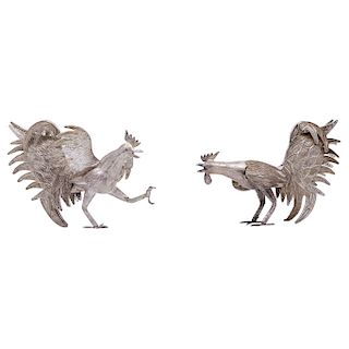 A PAIR OF ROOSTERS. MEXICO, 20TH CENTURY. Sterling 0.950 Silver. The body chased. Filigree plumage details.