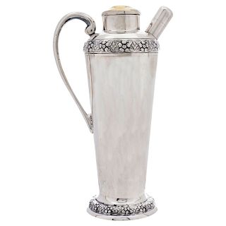 COCKTAIL SHAKER. MEXICO, 20TH CENTURY. Sterling 0.925 Silver. Brand: SANBORNS. Decorated with floral and vegetable details.