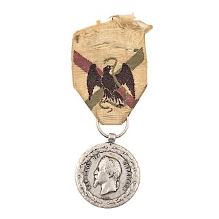 COMMEMORATIVE MEDAL. MEXICO, 1862-1863. Marked: "EXPEDITION DU MEXIQUE". Silver, with a silk cord. Bust of Napoleon and eagle stamped.