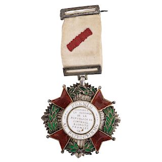REWARD MEDAL FOR PATRIOTISM. 19TH CENTURY. Enameled silver. With the inscription: "Cooperó a la defensa de la Repúb. contra ejército francés"