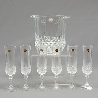 Lote de 7 piezas. Francia. Siglo XX. Elaboradas en cristal d'Arques. Consta de: hielera y 6 copas para vino espumoso.