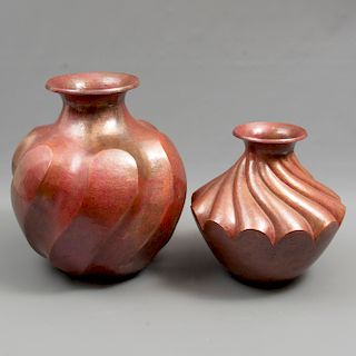 Lote de 2 jarrones. México. Siglo XX. Diseño orgánico. Elaborados en cobre martillado.
