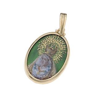Medalla pintada a mano con esmalte y en oro amarillo de 18k. Imagen de la Virgen de la Macarena. Peso: 8.0 g.