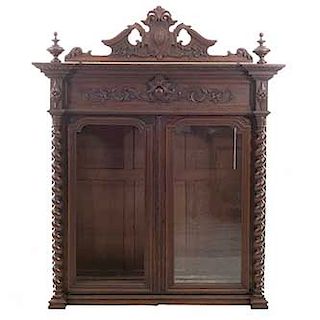 Vitrina. Francia. SXX. Estilo Enrique II. En talla de madera de roble. 2 puertas abatibles con cristal. 180 x 140 x 50 cm.