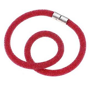 Gargantilla con simulantes elaborada con red de polímero en color rojo de la firma Swarovski. Peso: 31.7 g. Estuche original.