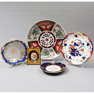 Lote de platos, platón y medallón. Diferentes orígenes. Siglo XX. Elaborados en porcelana, uno de Bavaria y uno Rosenthal.