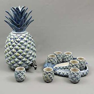 Lote de 10 piezas. Estados Unidos. SXX. Diseño a manera de piña. Elaborados en cerámica. Consta de: vitrolera, 8 vasos y botanero.