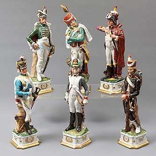 Lote de 6 figuras decorativas de soldados. Origen europeo y oriental. Siglo XX. Elaborados en porcelana. Acabado brillante y gres.