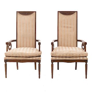Par de sillones. SXX. En talla de madera. Con respaldos cerrados y asientos acojinados en tapicería color beige y fustes acanalados.