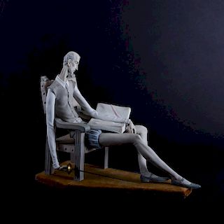 Don Quijote leyendo. España, siglo XX. Elaborado en porcelana Lladró, acabado gress. Con base.