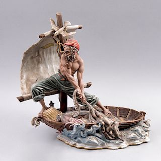 Pescador en barca. Italia, siglo XX. Elaborado en porcelana Capodimonte acabado gress. Diseño de Tiziano Galli.