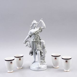 Lote mixto de porcelana. Siglo XX.Consta de: Figura de mujer recolectora de uvas. En porcelana acabado brillante y vasos para sake.Pz:5