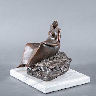 Personaje femenino sobre roca. Fundición de bronce patinado sobre base de mármol blanco. 18 x 20 x 16 cm