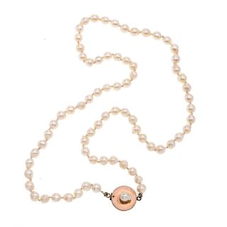 Collar de perlas color crema de 6 mm. Peso: 26.3 g.
