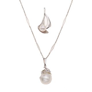 Collar y dos pendientes con perlas en plata .925. 2 perlas color blanco de 7 a 12 mm. Peso: 10.4 g.