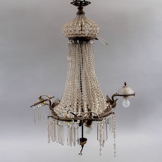Lámpara de techo. Francia, siglo XX. Estructura de metal dorado con aplicaciones de bronce y pendientes de cristal facetado.