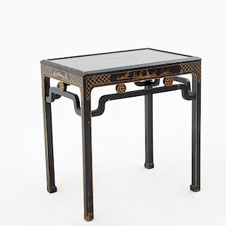 Mesa auxiliar. Estilo chinesco. Elaborada en madera ebonizada.  Cubierta rectangular, grecas y soportes rectos.