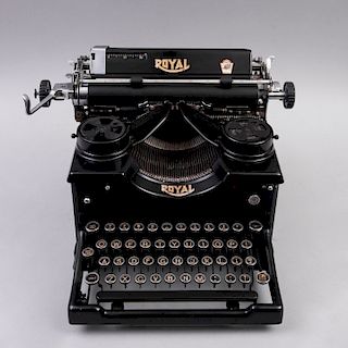 Máquina de escribir. Estados Unidos, principios del siglo XX. Marca Royal, Regal Rebuilt. Modelo 10. Serial: CSY-37-114296.
